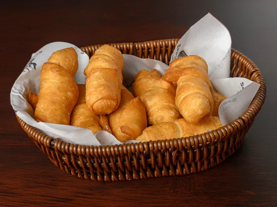 Un cestino di crocchette fritte dorate